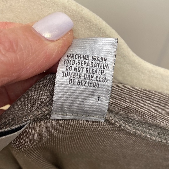 Chico’s Travelers slinky tank top Womens M tan minimalist V neck packable Travel - Picture 5 of 6